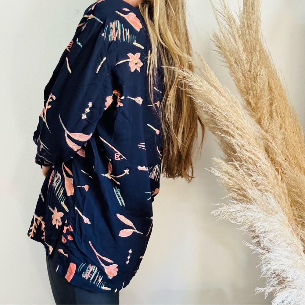 VINTAGE 90s SAND PIPER Dark Navy Blue Beige Abstract Floral Blouse Shirt Top M - Picture 4 of 14